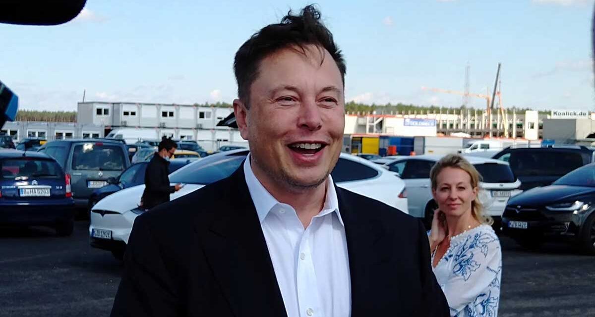 Here is the video of Elon Musk’s visit to the Gigafactory in Berlin: hires, batteries and some surprises